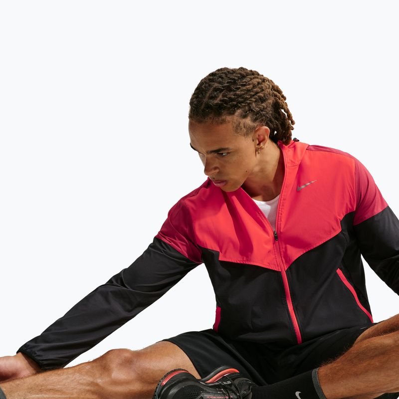 Pánska bežecká bunda Nike Impossibly Light Windrunner black/light crimson/tough red 6