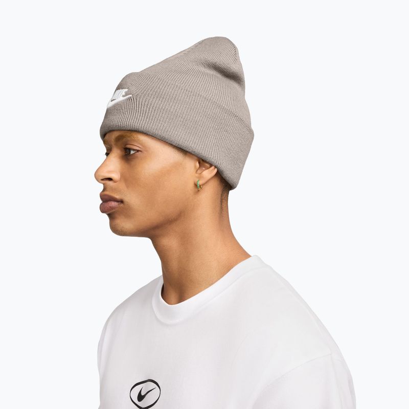 Zimná čiapka Nike Peak Futura Beanie moon particle/white 3