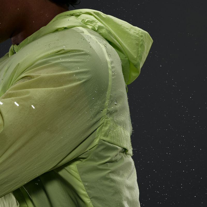 Pánska bežecká bunda Nike Stride Repel UV light lemon twist 11