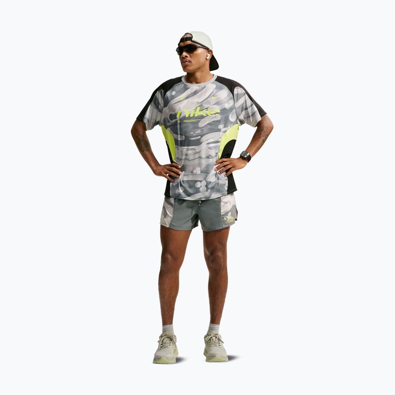 Pánske bežecké tričko Nike Dri-FIT Printed SS smoke grey/black/light lemon twist 2