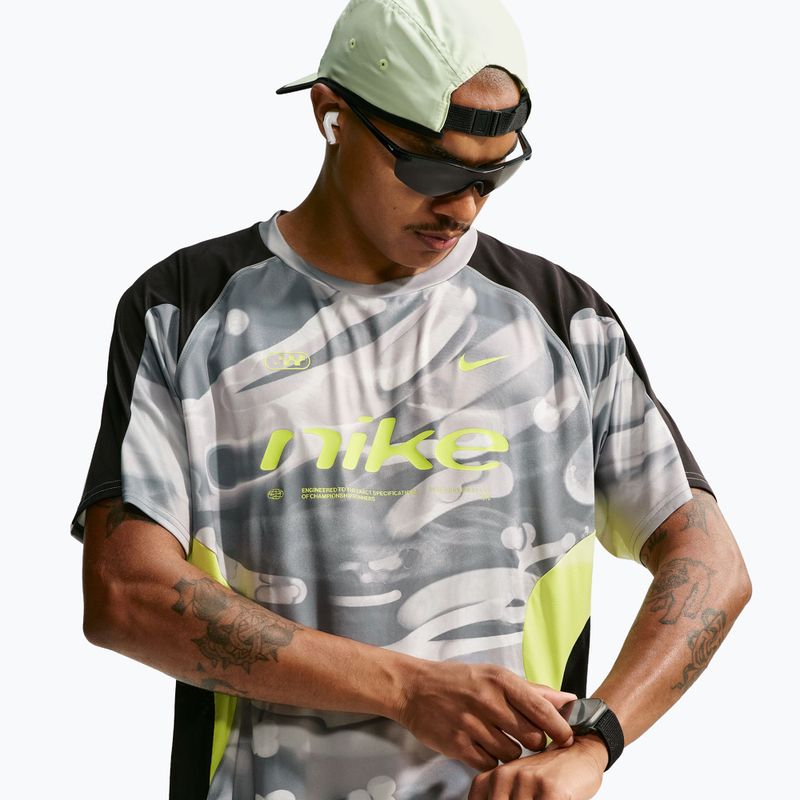 Pánske bežecké tričko Nike Dri-FIT Printed SS smoke grey/black/light lemon twist 4