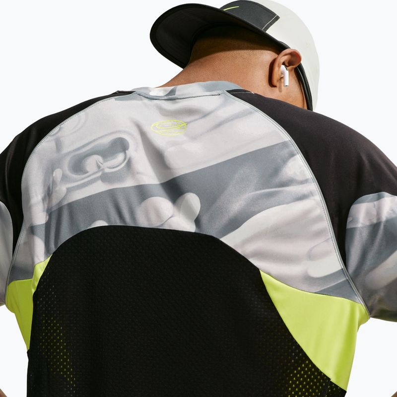 Pánske bežecké tričko Nike Dri-FIT Printed SS smoke grey/black/light lemon twist 5