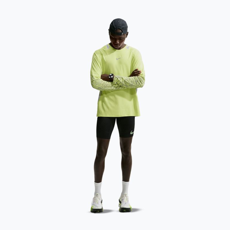 Pánske bežecké tričko longsleeve Nike Stride light lemon twist/grey fog 2