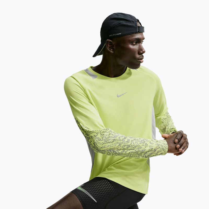 Pánske bežecké tričko longsleeve Nike Stride light lemon twist/grey fog 4