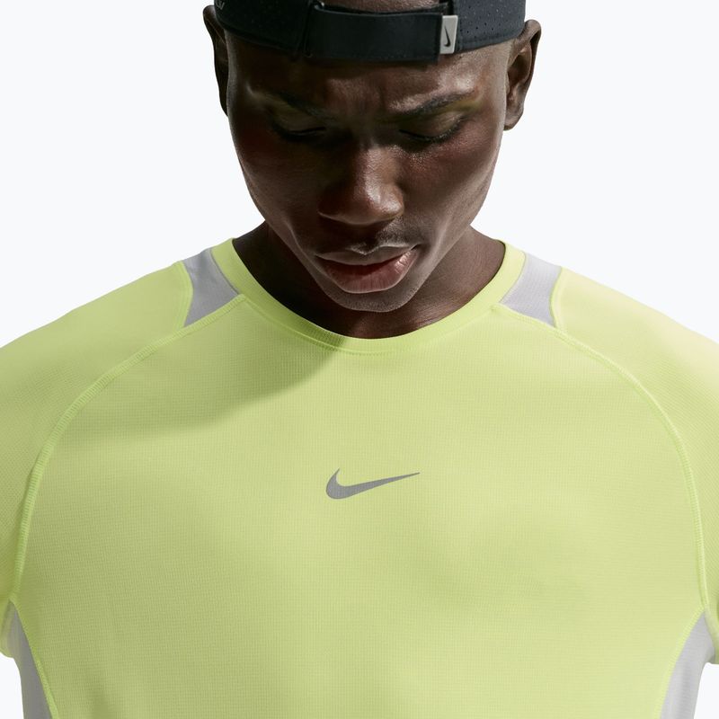 Pánske bežecké tričko longsleeve Nike Stride light lemon twist/grey fog 5