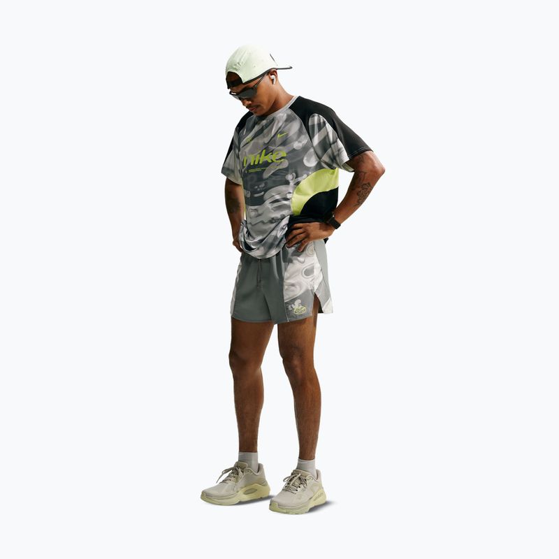 Pánske bežecké šortky Nike Dri-Fit 4" smoke grey/black/light lemon twist 2
