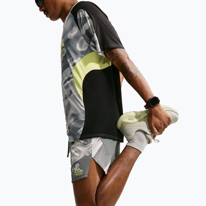 Pánske bežecké šortky Nike Dri-Fit 4" smoke grey/black/light lemon twist 6
