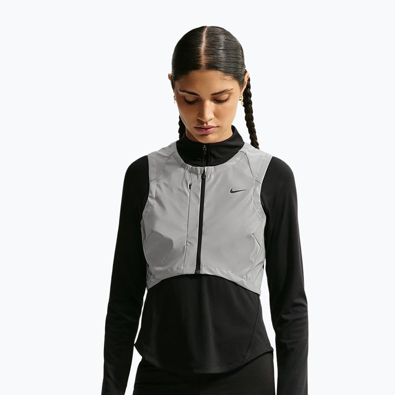 Dámska bežecká vesta Nike Swift Flash metallic cool grey/black