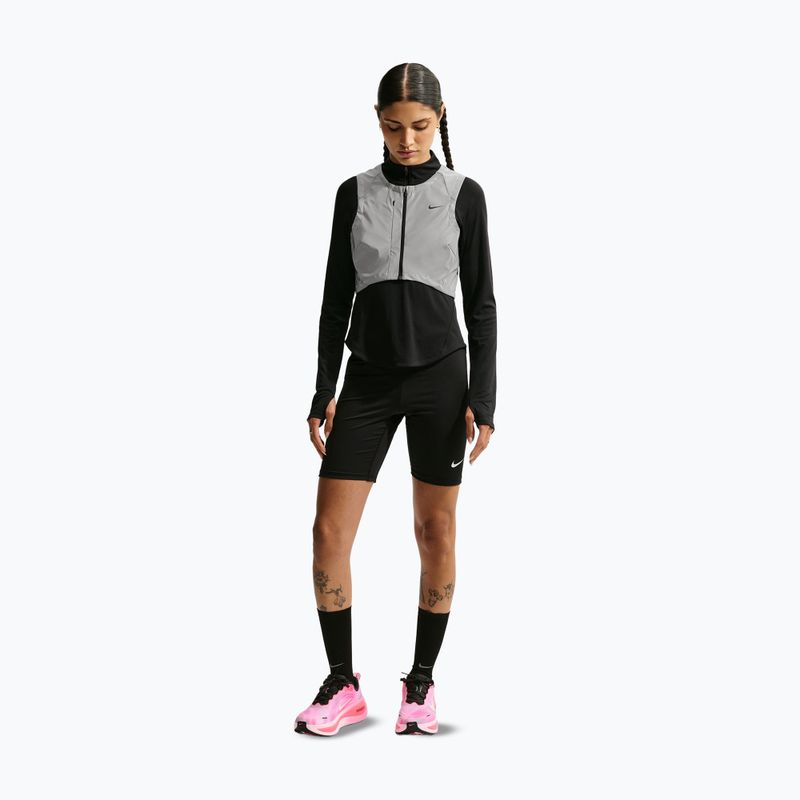 Dámska bežecká vesta Nike Swift Flash metallic cool grey/black 2