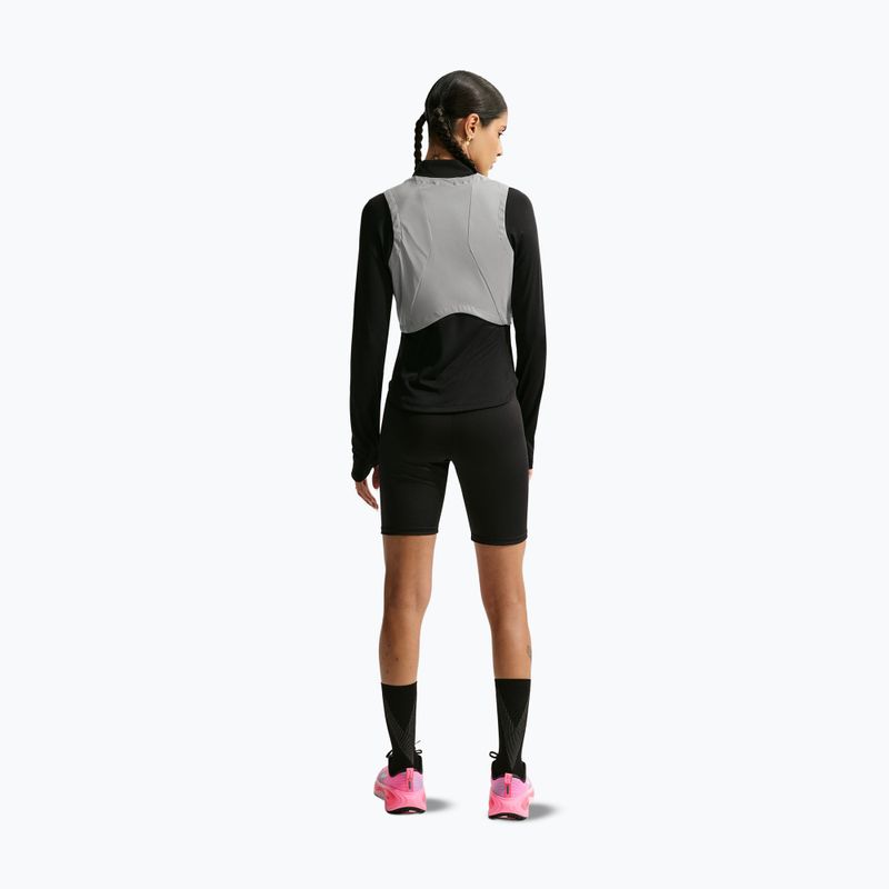 Dámska bežecká vesta Nike Swift Flash metallic cool grey/black 3