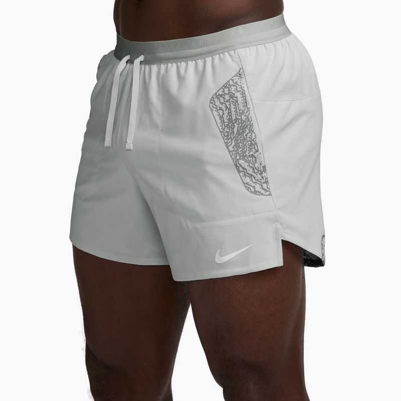 Pánske bežecké šortky Nike Stride grey fog 3