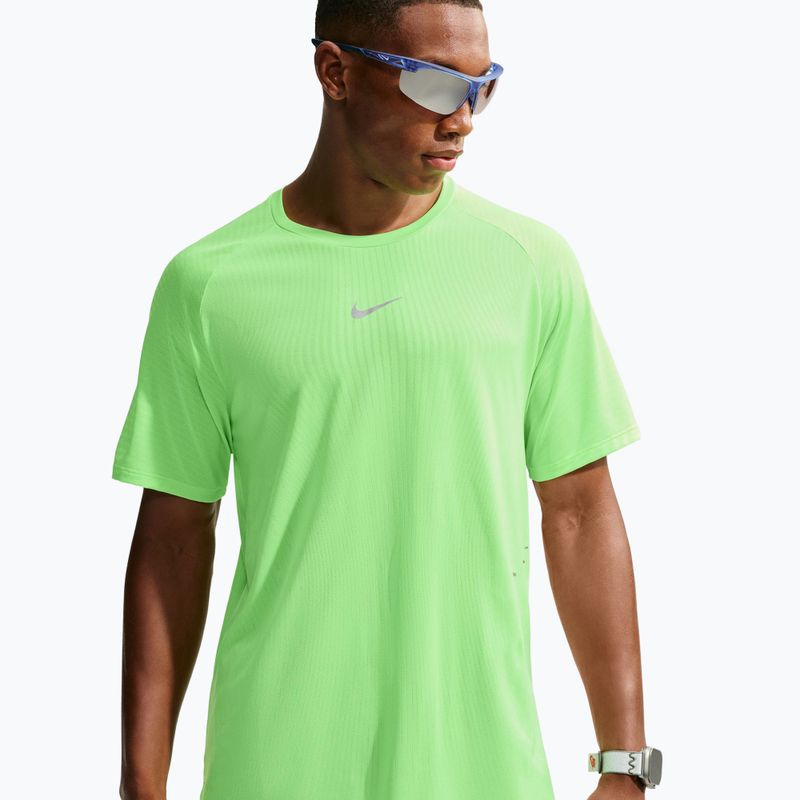 Pánske bežecké tričko Nike Stride volt/light silver 4