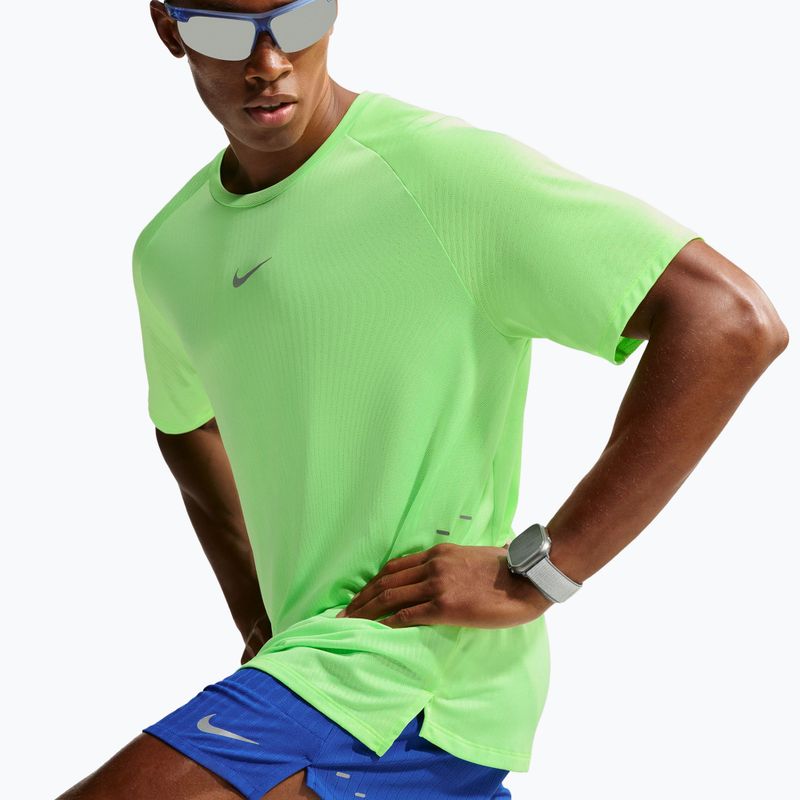 Pánske bežecké tričko Nike Stride volt/light silver 5