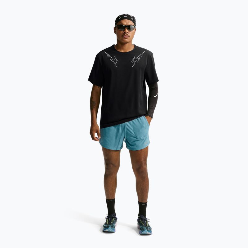 Pánske bežecké šortky Nike Stride smokey blue 2