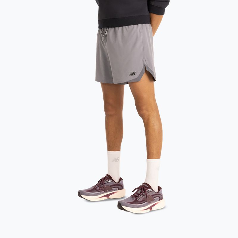 Pánske bežecké šortky New Balance Run Essentials 5" Short off-line grey/smoked violet