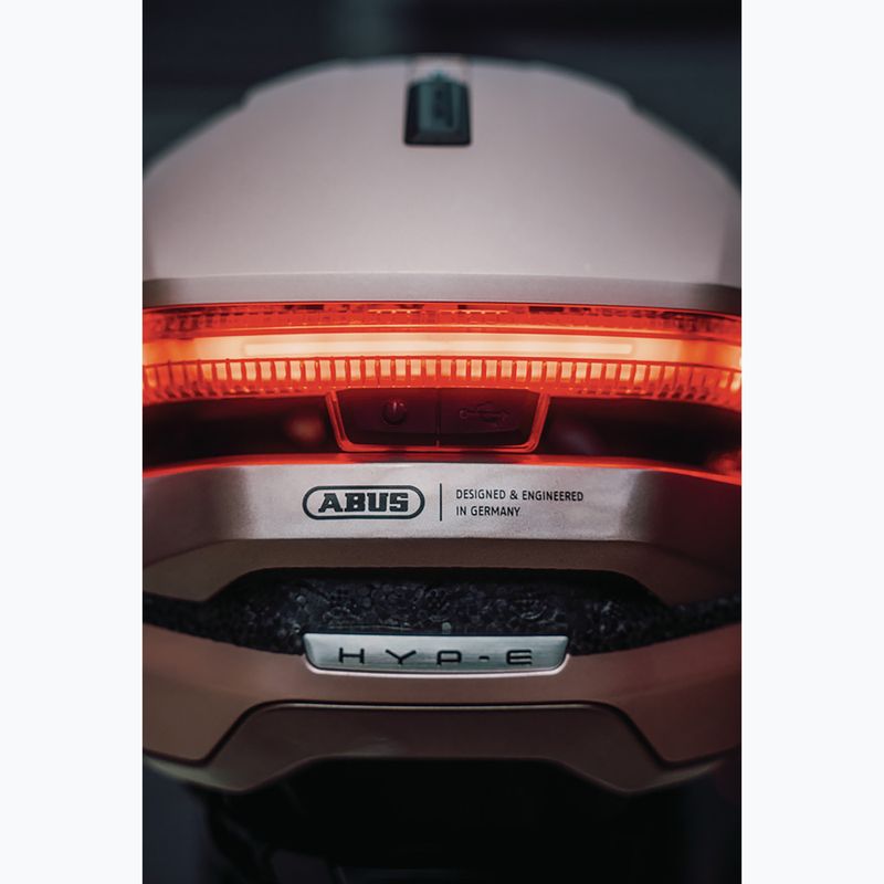 Cyklistická prilba s ukazovateľmi smeru ABUS Hyp-E champagne gold 9