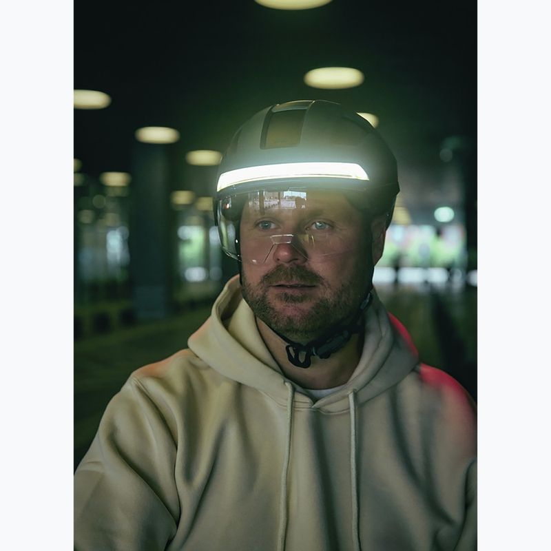 Cyklistická prilba s ukazovateľmi smeru ABUS Hyp-E volcano titan 9