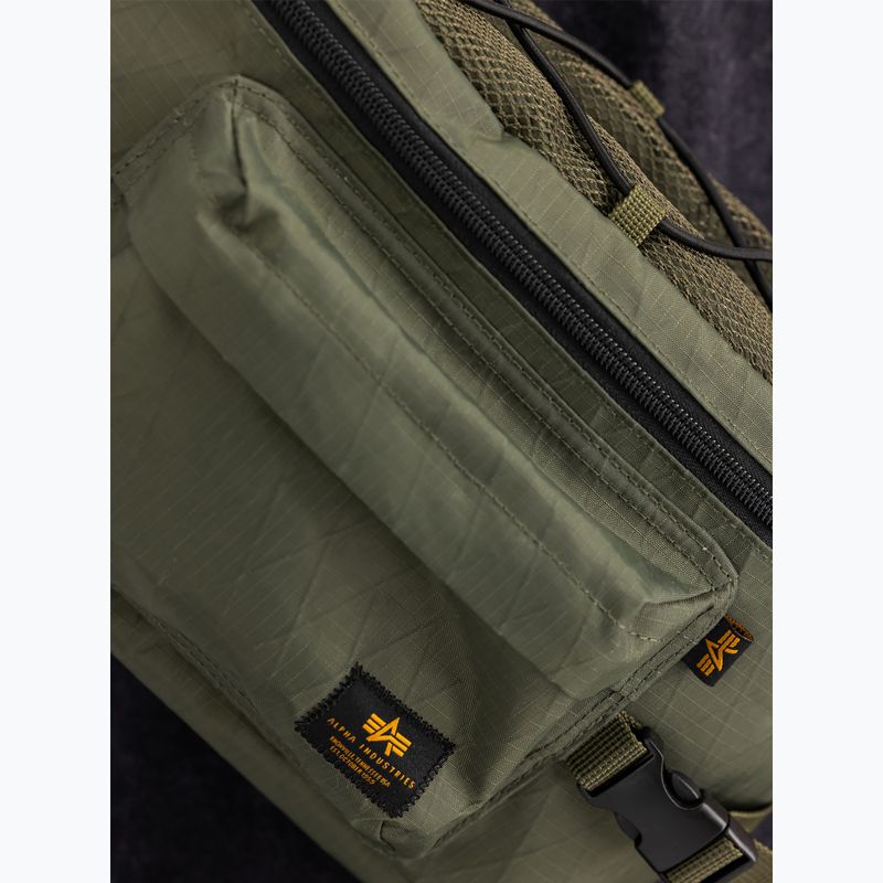 Alpha Industries Combat 8 l tmavo olivové obličkové vrecko 4