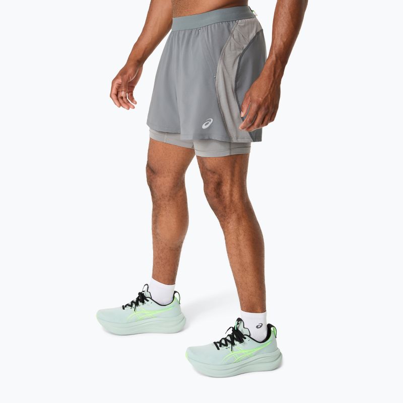 Pánske bežecké šortky ASICS Road 2N1 5IN clay grey/steel grey/illuminate green 4
