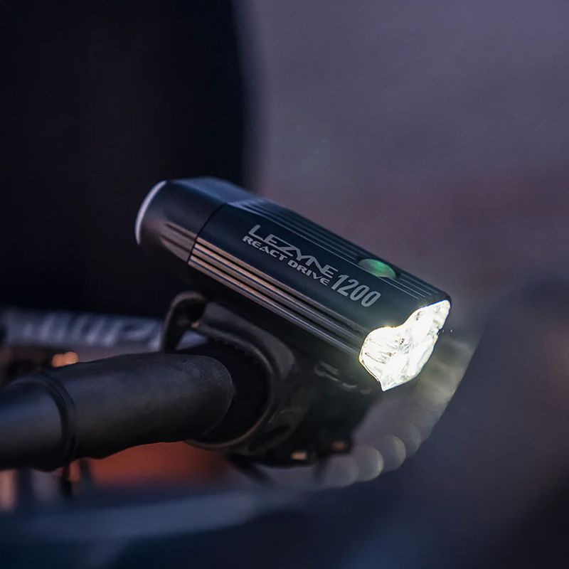 Predné svetlo na bicykel Lezyne React Drive Front matte black 11