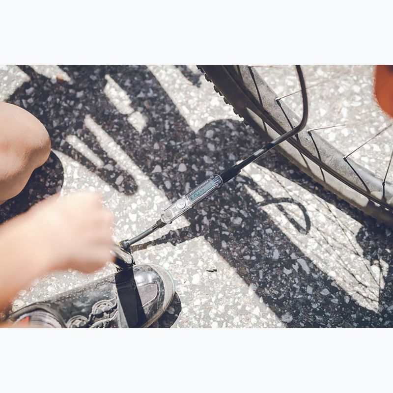 Pumpa na bicykel Lezyne Micro Floor Drive Digital HPG 160psi gloss black 2