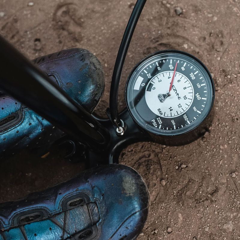 Cyklistická pumpa Lezyne Classic Floor Drive 3.5 220psi metalická čierna 9