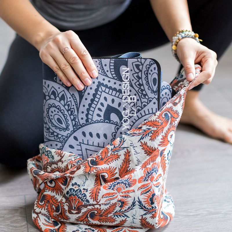 Yoga Design Lab Combo Cestovná podložka na jogu 1,5 mm tmavomodrá Mandala Sapphire 9