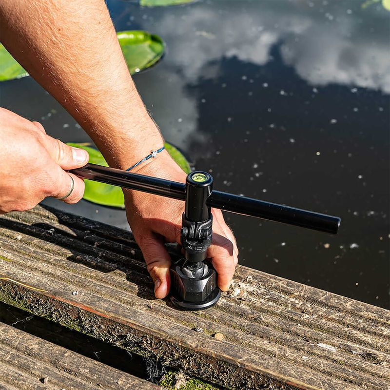 Nastaviteľný pódiový stojan Avid Carp Lok Down 2