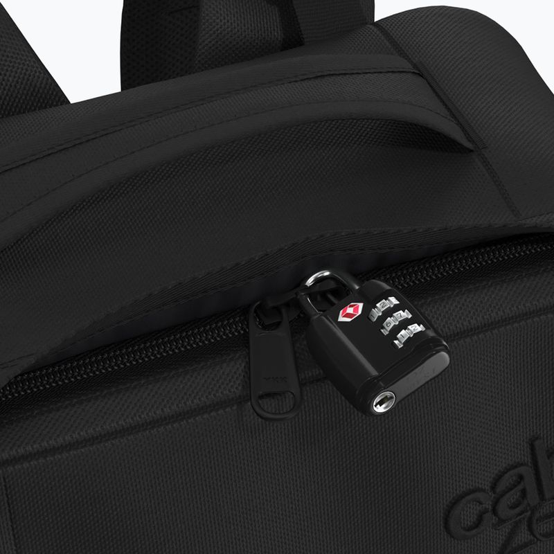 CabinZero Military 44 l turistický batoh absolute black 8