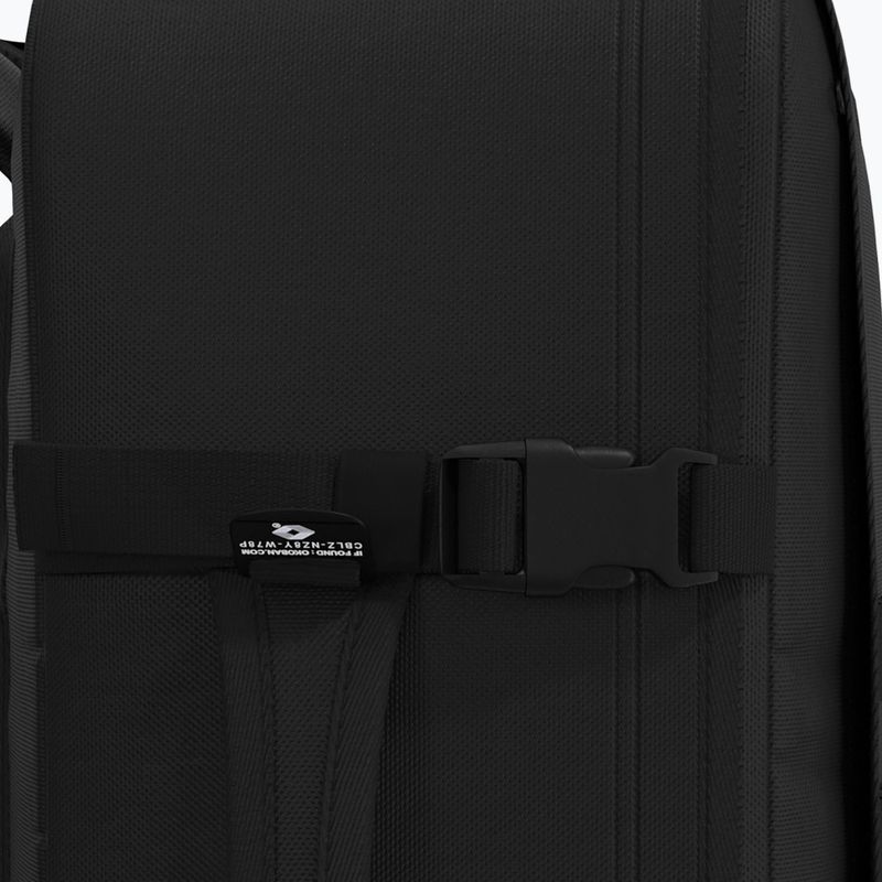 CabinZero Military 44 l turistický batoh absolute black 9