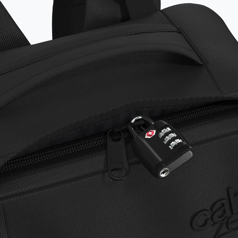 CabinZero Military 36 l turistický batoh absolute black 8
