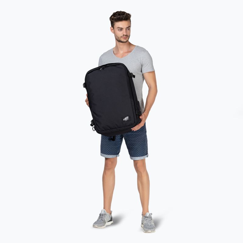 CabinZero Classic Pro 42 l absolútne čierny turistický batoh 14