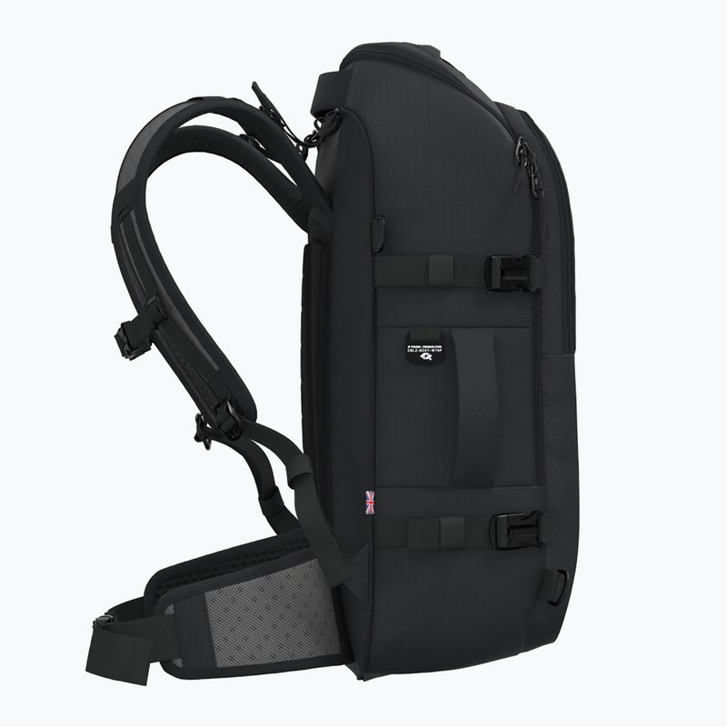 CabinZero Adventure Pro 42 l absolútne čierny turistický batoh 5