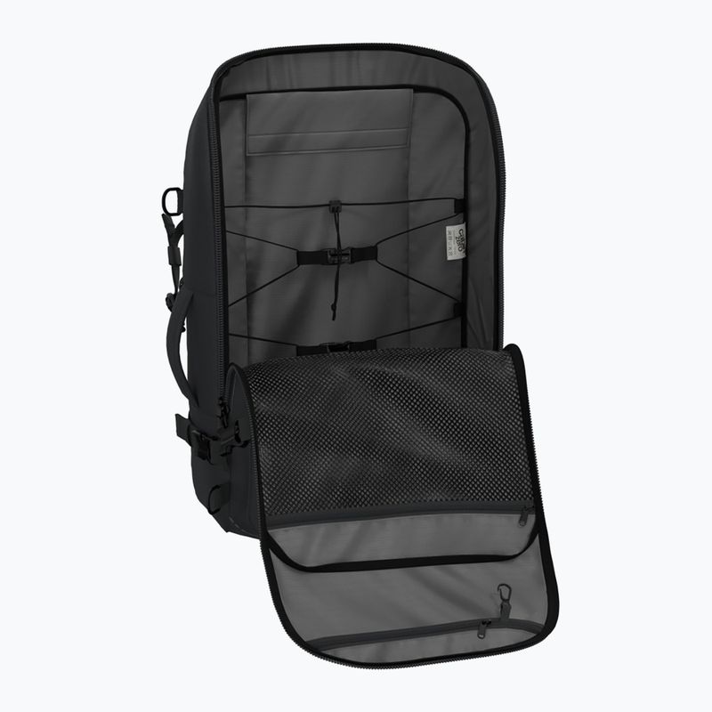 CabinZero Adventure Pro 42 l absolútne čierny turistický batoh 8