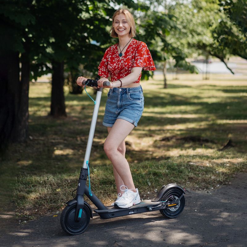 Motus Scooty 10 Lite 2022 strieborno-čierny elektrický skúter 12