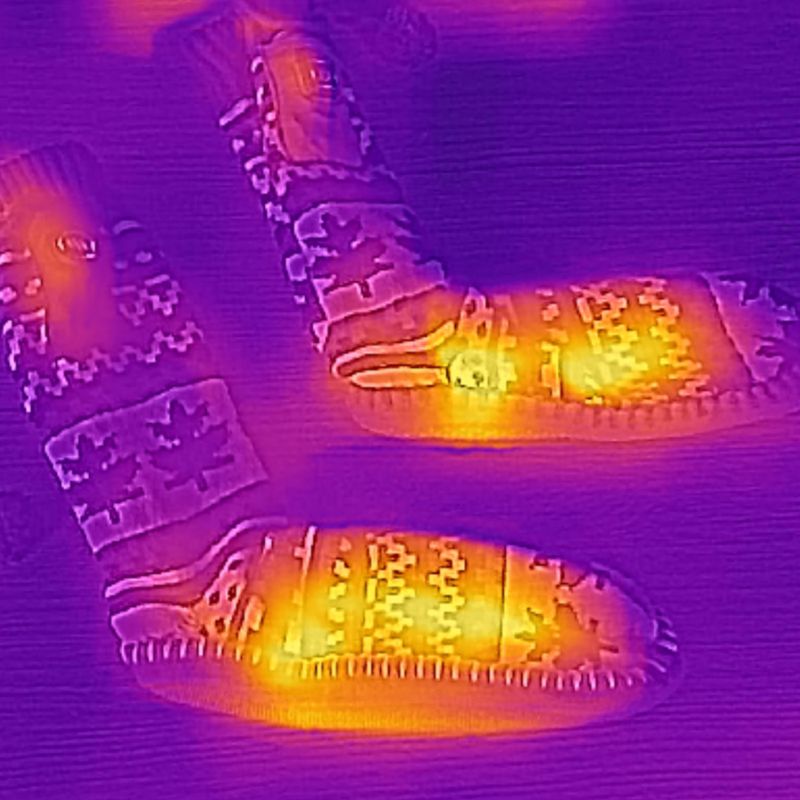 Glovii GOB biele/červené/sivé vyhrievané papuče s ponožkami 18