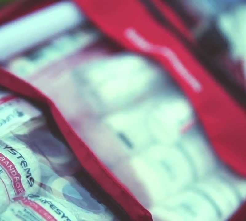 Lifesystems Kempingová lekárnička červená LM20210SI 5