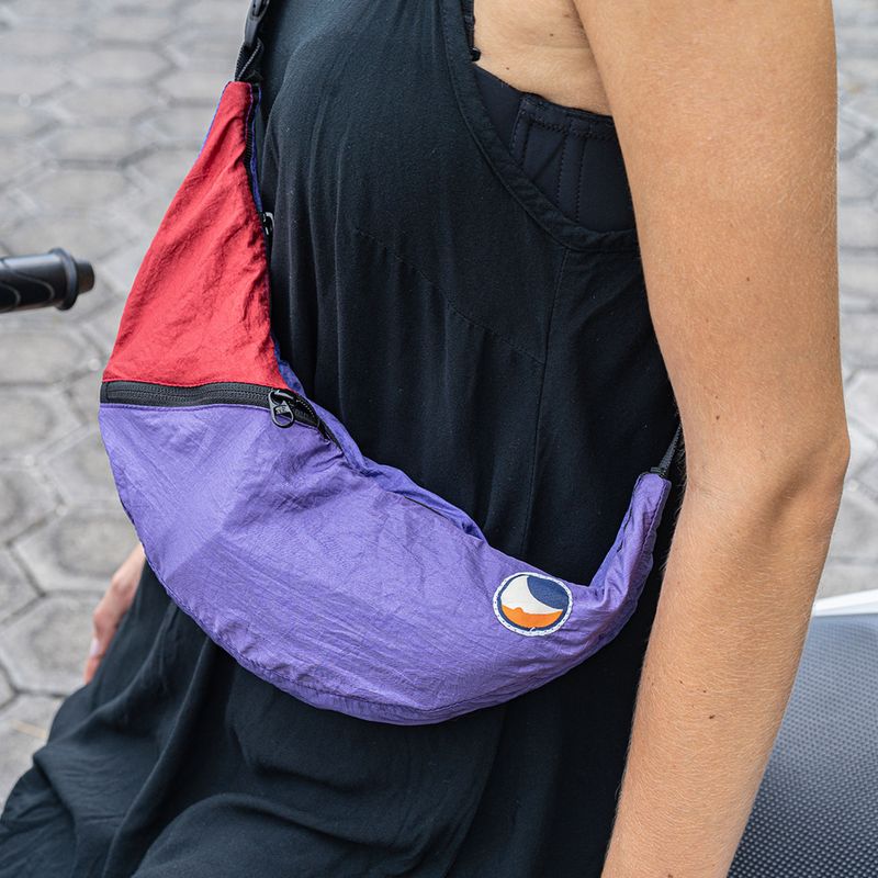 Taška cez rameno Ticket To The Moon Upcycled Sling purple/burgundy 4
