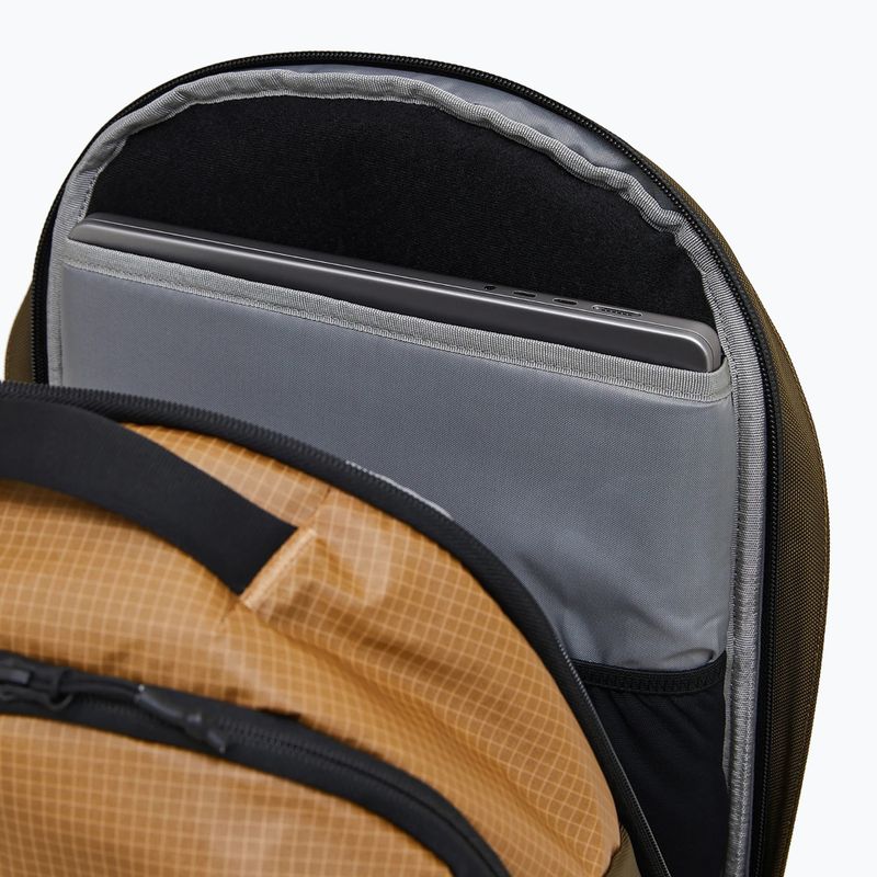 Batoh Peak Performance Commuter 18,5 l sierra sand 5