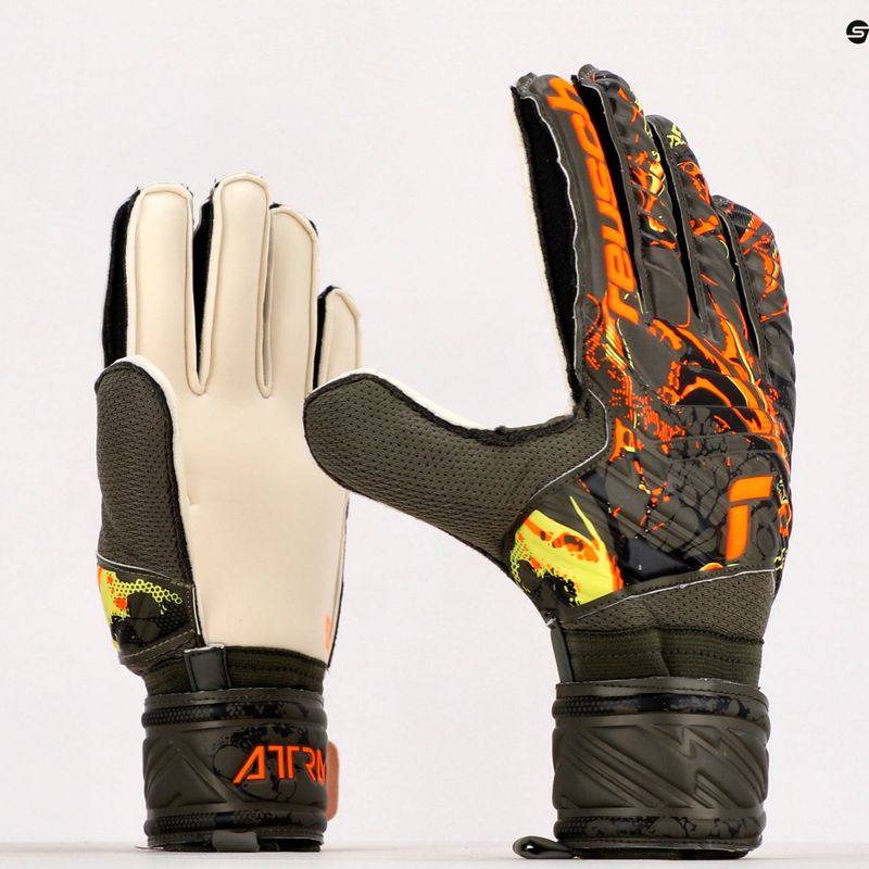 Reusch Attrakt Pevné zelené brankárske rukavice 53716-5556 9