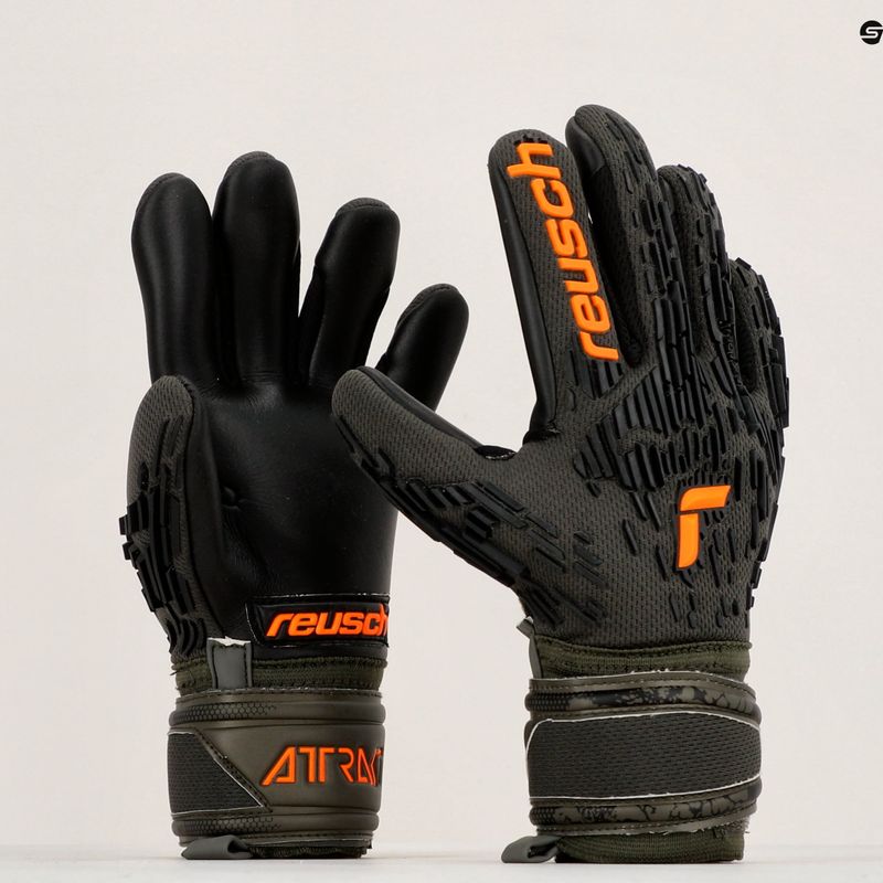 Reusch Attrakt Freegel Silver Finger Support Juniorské brankárske rukavice čierno-zelené 5372030-5555 14