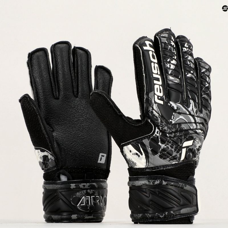 Detské brankárske rukavice Reusch Attrakt Resist Junior čierne 5372615-7700 9
