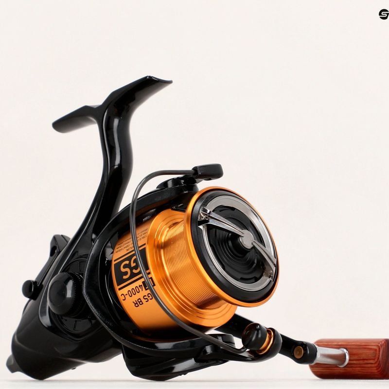 Kaprový navijak Daiwa 20 GS BR black-gold 10144-400 5