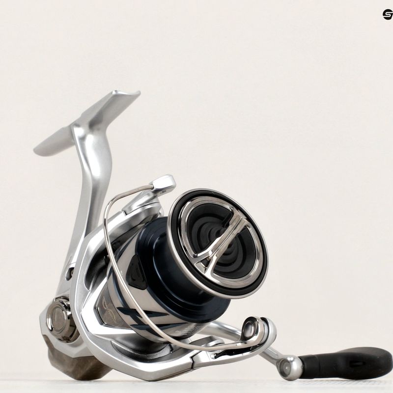 Strieborný rotačný navijak Shimano Stradic FM 7