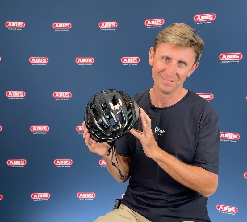 Cyklistická prilba ABUS AirBreaker blaze red 81735 10