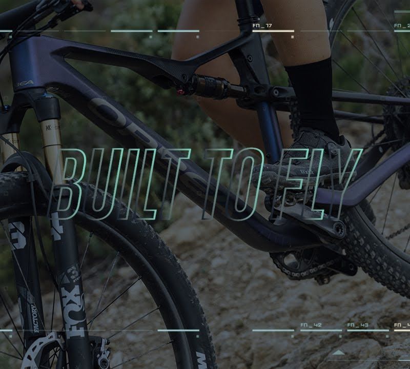 Horský bicykel Orbea Oiz M-Pro 2024 vínovo červený karbónový pohľad/titan 2