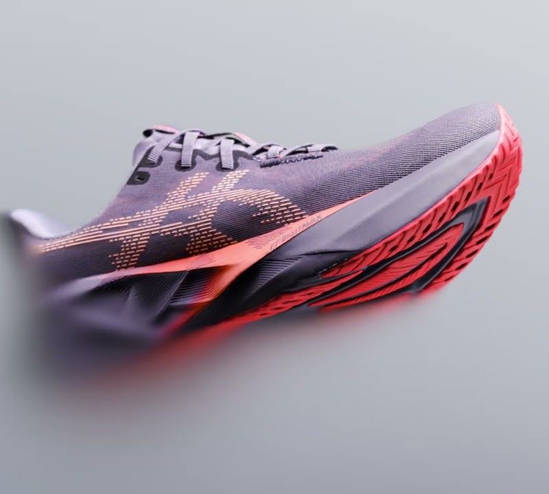 Pánska bežecká obuv ASICS Novablast 5 black/white 10