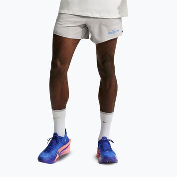 Pánske bežecké šortky Nike Stride college grey