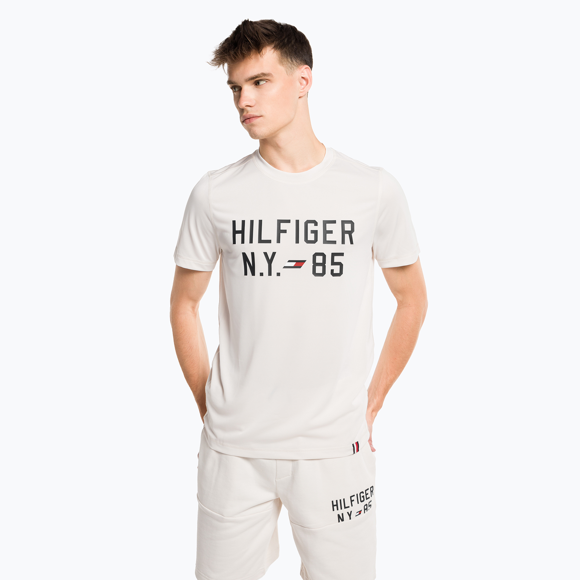 Pánske tričko Tommy Hilfiger Graphic Training T-shirt beige (Graphic S/S Training MW0MW30471AC0)